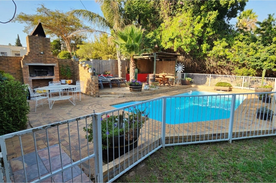 4 Bedroom Property for Sale in Bergzicht Western Cape
